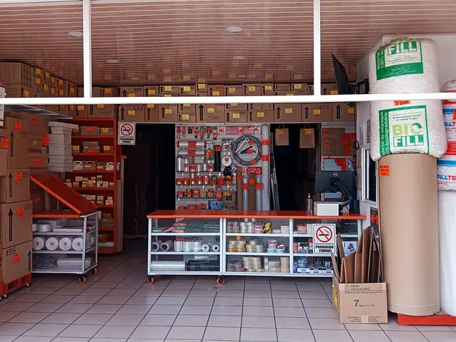 Interior de PAKT EMPAQUES: mostrador con cintas de embalaje, emplaye, fleje y cajas de cartón en anaqueles